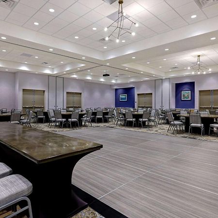 Hilton Garden Inn Сидар-Рапидс Экстерьер фото