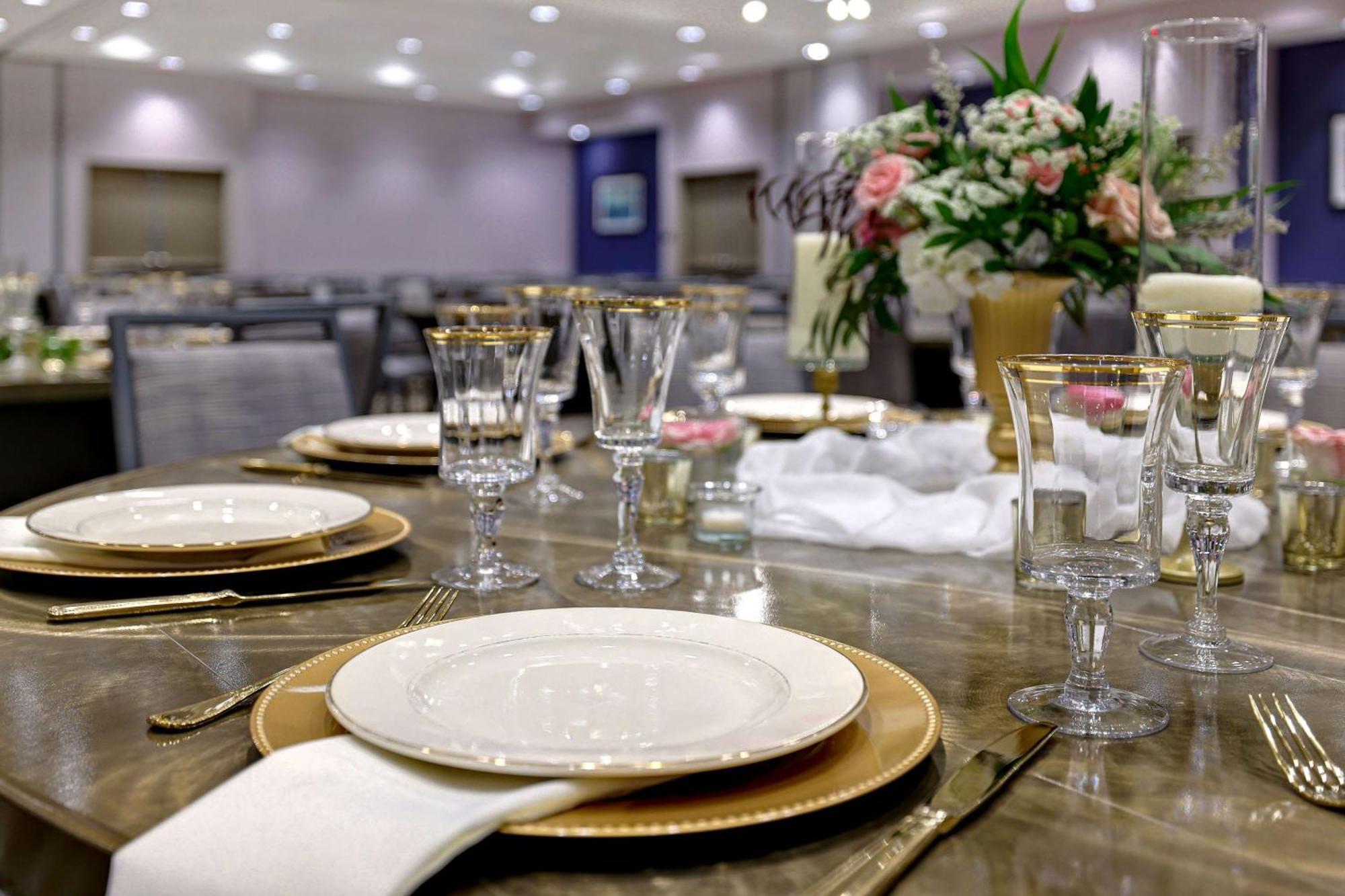 Hilton Garden Inn Сидар-Рапидс Экстерьер фото