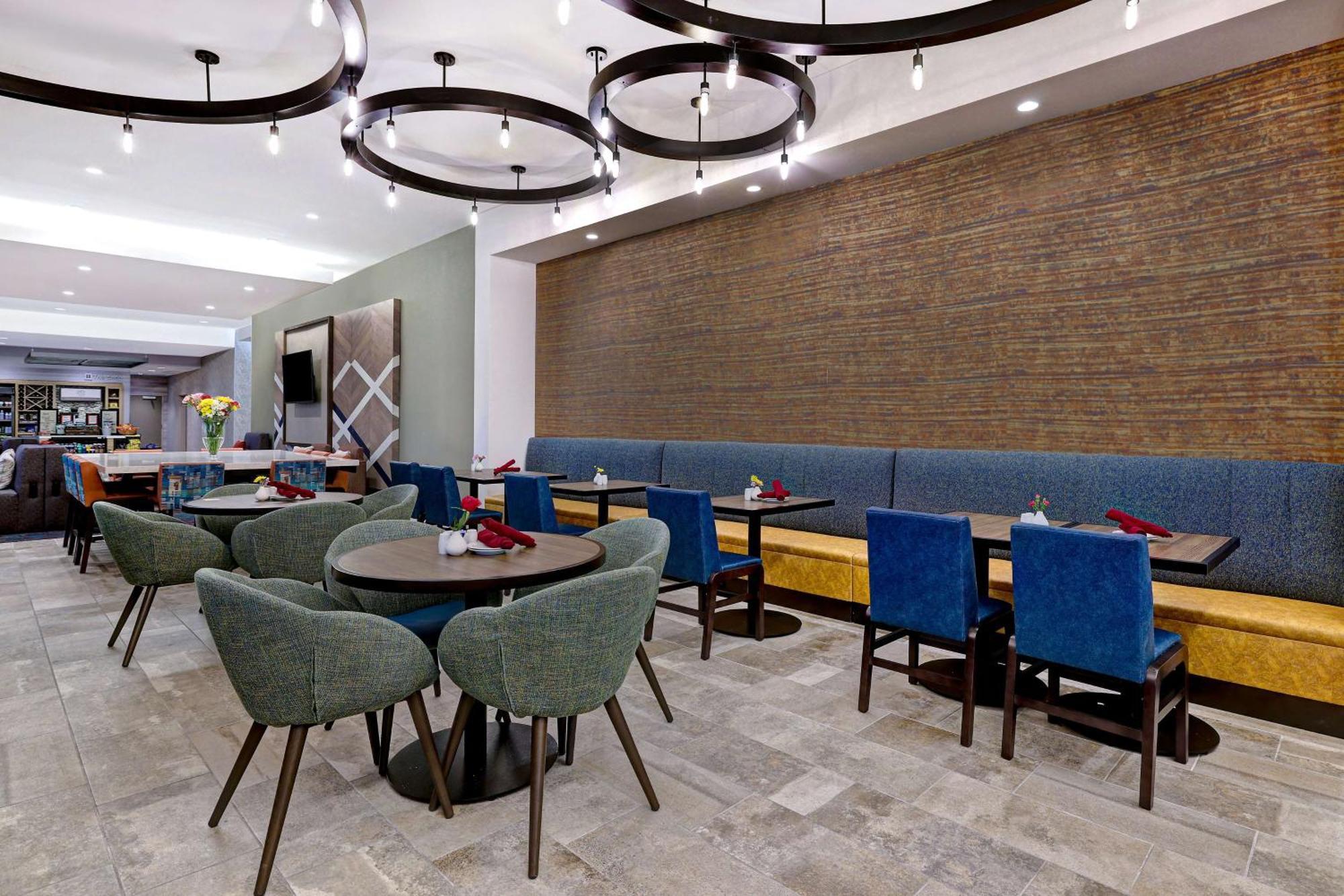 Hilton Garden Inn Сидар-Рапидс Экстерьер фото